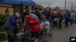 烏克蘭南方赫爾松市的居民們在排隊裝飲用水（2022年11月20日）