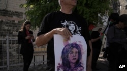 ARHIVA - Demonstranti drže postere ubijene američke novinarke palestinskog porijekla Širin Abu Akleh u istočnom Jerusalimu 