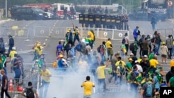 Apoiantes do antigo Presidente Jair Bolsonaro invadem a praça dos três poderes em Brasília, 8 Janeiro 2022
