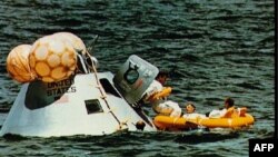 Oporavak u Meksičkom zalivu komandnog modula Apolo 7 sa američkim astronautima Širom, Ajzelom i Kaningemom nakon jedanaestodnevne zemaljske orbitalne misije koja je bila prva misija u Apolovom programu. 22. oktobar, 1968. (Foto: NASA /AFP)