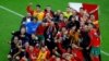 Seleção de Marrocos posa para a foto depois de fazer história ao passar para as meias-de-final do Mundial do Qatar, ao derrotar Portugal por 1-0.
