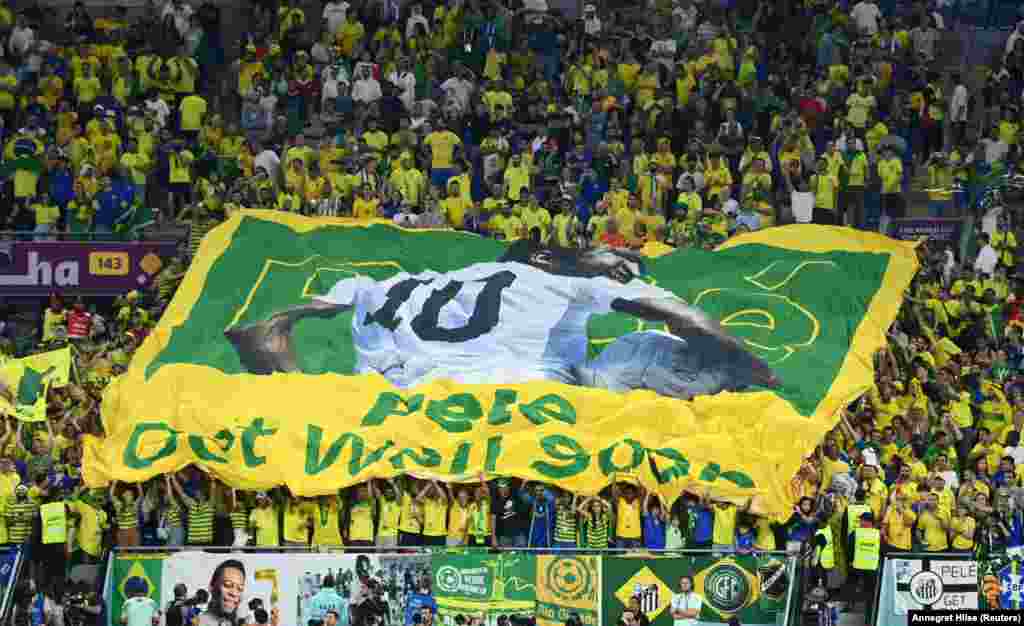 Pelé está internado em São Paulo por causa de uma infecção respiratória. Ele segue em tratamento contra o cancro de cólon. 