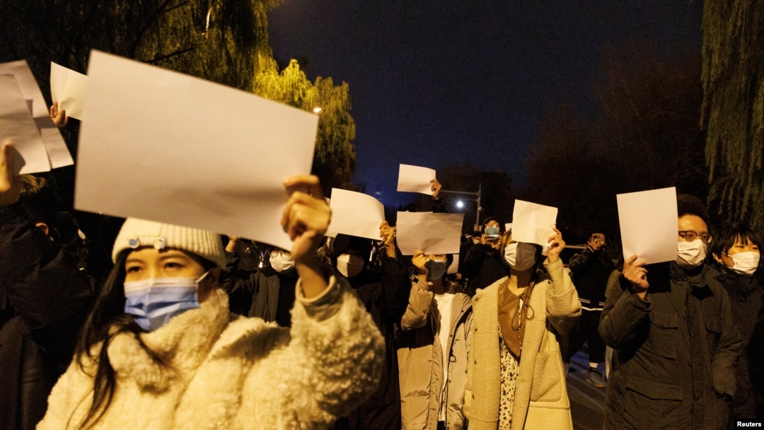 北京民眾手舉白紙上街遊行，抗議中國嚴厲的防疫政策，悼念烏魯木齊火災死難者。（2022年11月27日）