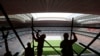 FILE - Para pekerja memindahkan perancah di stadion Al Bayt di Al Khor, Qatar, sekitar 50 kilometer utara Doha, Senin, 29 April 2019. (AP /Kamran Jebreili, File)