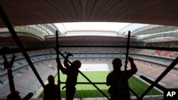 FILE - Para pekerja memindahkan perancah di stadion Al Bayt di Al Khor, Qatar, sekitar 50 kilometer utara Doha, Senin, 29 April 2019. (AP /Kamran Jebreili, File)