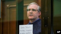 Arhiva - Pol Velan, bivši američki marinac koji je uhapšen pod optužbom za špijunažu, slučaš optužnicu u staklenom kavezu suda u Gradskom sudu u Moskvi, u Moskvi, Rusija, 15. juna 2020.