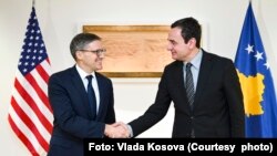 Savetnik u Stejt departmentu Derek Šole i kosovski premijer Aljbin Kurti, januar 2023. (Foto: Vlada Kosova)