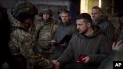 Predsednik Ukrajine Vodolimir Zelenski čestita vojnicima na mestu najtežih borbi sa ruskim okupatorima u Bahmutu, u Ukrajini, 20. decembra 2022, na fotografiji koju je objavila Kancelarija predsednika Ukrajine