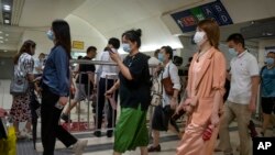 2022年8月9號,北京市民匆匆忙忙搭乘地鐵去上班。 2022年夏天全中國有1100多萬大學生畢業進入就業市場。嚴格的新冠封控措施使工廠生產部景氣,大學生難以找到工作。