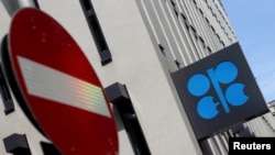 Símbolo da OPEP (OPEC em inglês) na sede da organização em Viena. (Foto de arquivo)