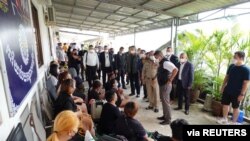 ကမ္ဘောဒီးယား ငွေလိမ်ဂိုဏ်းလက်က ကယ်တင်ခဲ့တဲ့ ထိုင်းနိုင်ငံသားများ (Thai Police/ Handout via REUTERS)