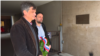 Predsednik NUNS-a Željko Bodrožić i predsednik UNS-a Živojin Rakočević ispred spomen ploče Slavku Ćuruviji na mestu gde je ubijen 1999. godine (Foto: VOA/Rade Ranković)