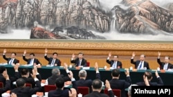 中共領導人習近平和他的班子在中共二十大會議上全體舉手。（2022年10月18日）