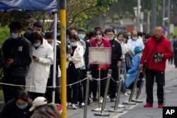 北京市民排隊接受新冠核酸檢測。 （2022年10月12日）