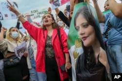 Žena izvikuje slogane tokom protesa u Istanbulu, Turska, 2. oktobra 2022.