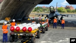 資料照片：台灣軍隊士兵站在F16V戰機前，準備進行裝載美製AGM-84魚叉反艦導彈及AIM-120和AIM-9空空導彈的訓練。（2022年9月16日）