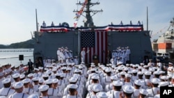 美國副總統賀錦麗在日本東京南部橫須賀海軍基地視察美國海軍伯克級霍華德號驅逐艦。 (2022年9月28日)