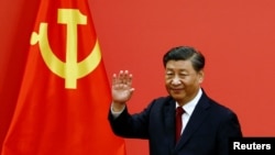2022年10月23日，中共領導人習近平帶領中共新一屆中央政治局常委與中外媒體見面期間講話後招手。