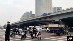 北京海淀區四通橋2022年10月13日有人懸掛要求習近平下台的橫幅。互聯網監管人員迅速刪除在社交媒體平台廣泛傳播的橫幅照片。圖為橋上橫幅被清理後的四通橋下。