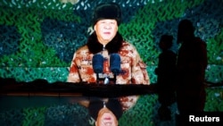 北京的中國軍事博物館內的大屏幕顯示中國領導人習近平對軍隊講話。 （2022年10月8日）