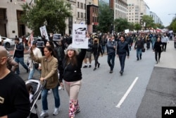 Demonstranti marširaju ulicama Vašngtona, 1. oktobra 2022.