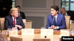 Kanadski premijer Džastin Trudo i američki predsednik Donald Tramp na radnoj sednici samita G7 u Kvebeku. 