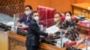 FILE - Ketua DPR Puan Maharani menerima laporan dari Willy Aditya, Ketua Panitia Kerja RUU Penanggulangan Kekerasan Seksual (TPKS), usai disahkan DPR RI, di Jakarta, 12 April 2022. (Antara Foto/ Galih Pradipta/ via REUTERS)