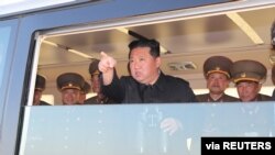 Severnokorejski lider Kim Džong Un gestikulira dok posmatra probno lansiranje nove vrste taktičkog vođenog oružja, na fotografiji za koju nije navedeno kada je snimljena, a koju je objavila severnokorejska državna agencija KCNA 16. aprila 2022.