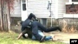 Na video snimku koji je objavila policija Grand Repidsa 14. aprila 2022. vidi se policajac belac, koji pokušava da savlada 26-godišnjeg Patrika Lioju neposredno pre fatalne pucnjave. 