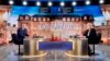 Centristički kandidat i aktuelni predsednik Francuske Emanuel Makron i kandidatkinja desnice Marin le Pen poziraju pred početak TV debate, u Parizu, 20. aprila 2022.