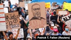 Protesti građana povodom smrti Džordža Flojda u Los Anđelesu (Foto: REUTERS/Patrick T. Fallon)