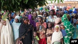 Arhiva - Izbeglice iz centralne Afrike čekaju na granici u Kamerunu na sledovanje hrane i odeću (AFP PHOTO ALBERT MASIAS)