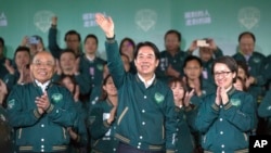 台灣副總統賴清德(圖中揮手者）在2024年1月13日總統大選勝出後向支持者揮手致意。