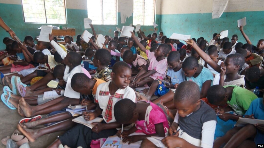 Health experts warns of further spread of COVID-19 once schools are reopned because most primary schools in Malawi are overcrowded. (Lameck Masina/VOA) 