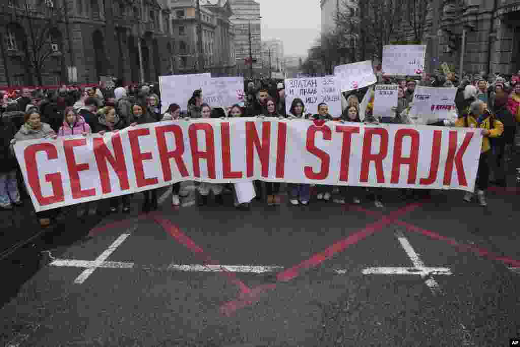 Studenti drže transparent na kome piše "Generalni štrajk" (AP Photo /Darko Vojinović)