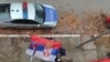 Kosovska policija ispred zgrade lokalne izborne komisije u Severnoj Mitrovici. Foto: RFE/RL