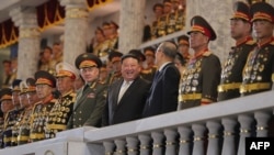 中国全国人大常委会副委员长李鸿忠和俄罗斯国防部长谢尔盖·绍伊古（Sergei Shoigu）与金正恩2023年7月并肩检阅阅兵式。