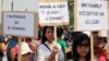 Para aktivis gay Indonesia memegang poster saat melakukan aksi protes untuk menuntut kesetaraan bagi kelompok LGBT di Jakarta (foto: dok).