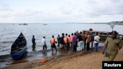 Shughuli za uokoaji zikiendelea katika fukwe ya Ziwa baada ya boti kuzama nje kidogo ya eneo la Wilaya ya Mukono, Uganda, Nov. 25, 2018.