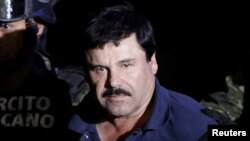 Gembong narkoba yang ditangkap kembali Joaquin "El Chapo" Guzman dikawal oleh tentara di hanggar milik kantor Kejaksaan Agung di Mexico City, Meksiko, 8 Januari 2016. (Foto: REUTERS/Henry Romero)