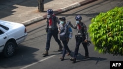Dua polisi Myanmar menangkap jurnalis Now Kay Zon Nwe di Yangon pada 27 Februari 2021, saat meliput unjuk rasa menentang kudeta militer (foto: ilustrasi).