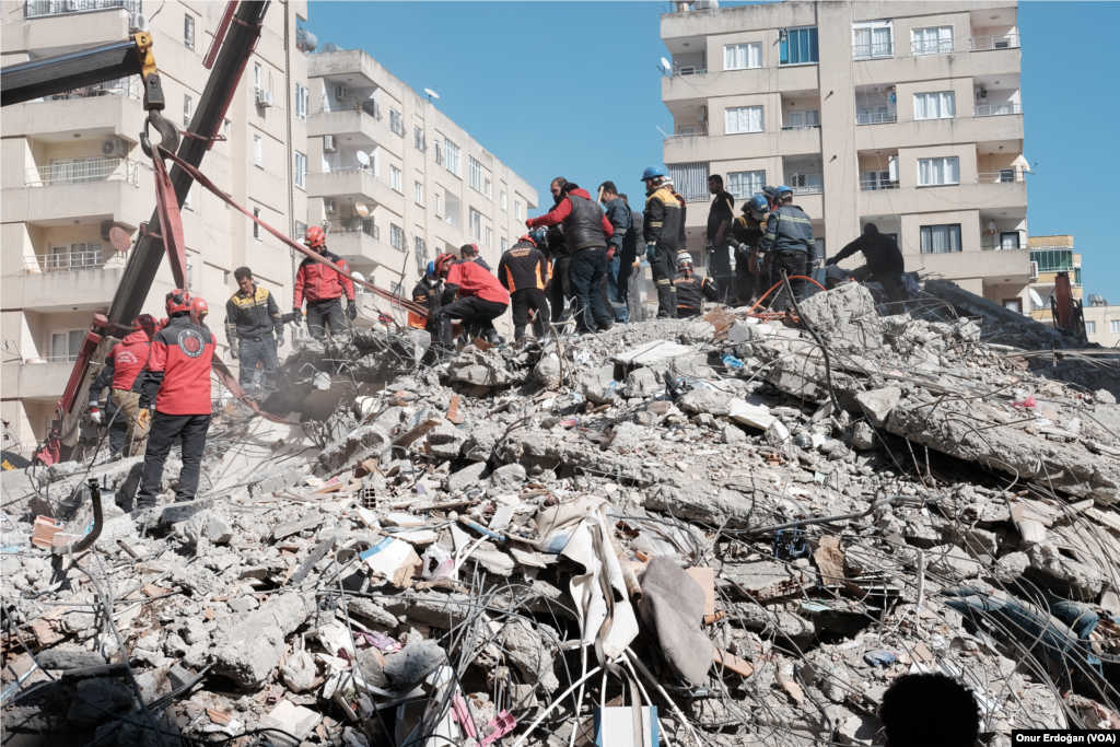 Osmaniye'deki Metin Tamer sitesinde arama-kurtarma çalışmaları sürüyor.