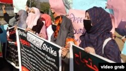 دانشجویان معترض در اسلام آباد از سازمان ملل متحد و دولت پاکستان خواستند تا به آنان کمک کنند که تحصیلات در دانشگاه‌های خصوصی افغانستان را ادامه دهند.