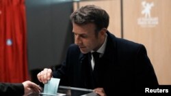 Francuski predsednik Emanuel Makron glasa u prvom krugu predsedničkih izbora, 10. aprila 2022.