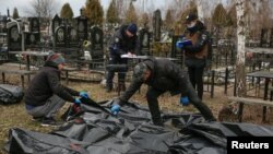 Sahrana civila ubijenih u Buči (Foto: REUTERS/Oleg Pereverzev)