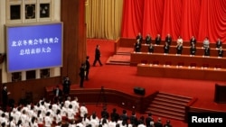 中國國家主席習近平抵達在北京中國人民大會堂舉行的北京冬奧會殘奧會總結表彰大會會場。 (2022年4月8日)