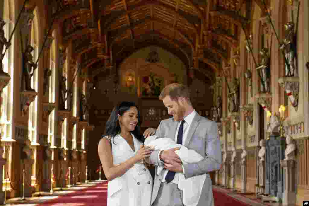 Sussex Dükü Prens Harry’le Sussex Düşesi eşi Meghan, ilk çocuklarıyla birlikte güney İngiltere’de bulunan Windsor kalesinde kameraların karşısına geçti. Çiftin Archie adını verdiği bebek, Pazartesi günü sabah 5:26’da açıklanmayan bir yerde dünyaya geldi.