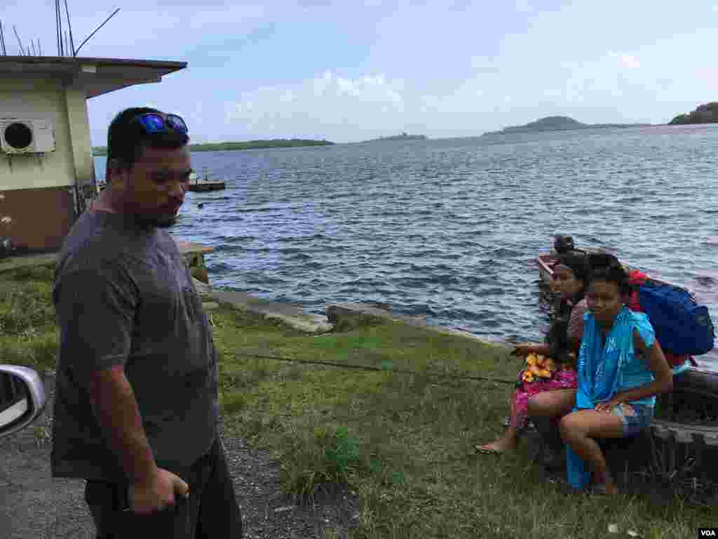 Người dân địa phương ngồi bên bờ nước phía sau Chợ Công cộng Pohnpei, Pohnpei, Liên bang Micronesia, ngày 29 tháng 4, 2017. 