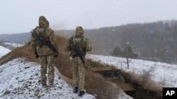 ARHIVA - Ukrajinski graničari na granici sa Rusijom (Foto: Ukrainian Board Guard Press Office via AP)