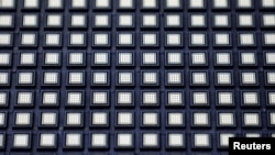 資料照片: 2021年10月15日馬來西亞怡保晶片封裝公司的半導體芯片